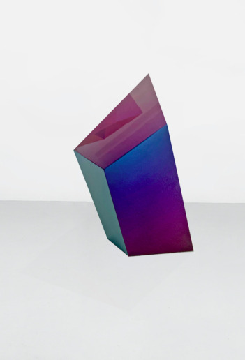 Hanna Roeckle, Scurit Blue, 2021/2022
Lacquer on SWISSCDF
32 x 17 x 20 cm
Unique