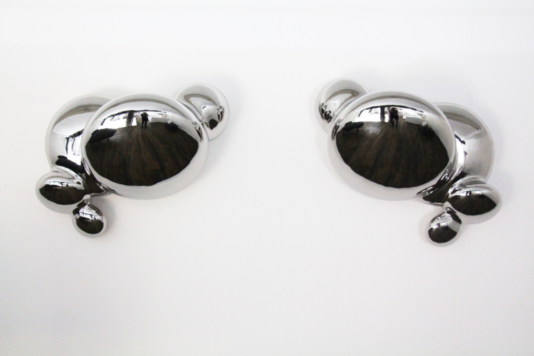 Carlo Borer. 420 Cluster 3, 2011
420 Cluster 3 and 420 Cluster 3, Mirror
Stainless Steel
Each 90 L x 64 W x 40 H cm
