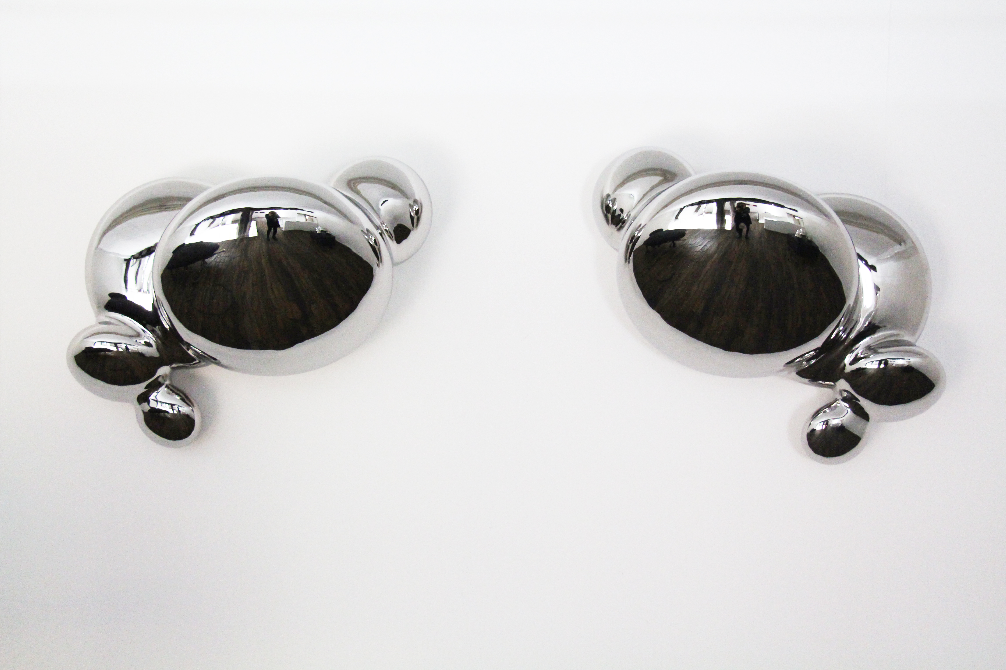 Carlo Borer. 420 Cluster 3, 2011
420 Cluster 3 and 420 Cluster 3, Mirror
Stainless Steel
Each 90 L x 64 W x 40 H cm
