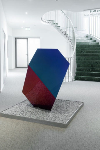 Hanna Roeckle
Polyeder Aquarius, 2014
Lacquer on GRP 
125 x 99 x 99 cm 