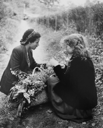 Édouard Boubat, France, 1947
Gelatin silver print
32 x 26 cm (image) / 30 x 40 cm (sheet)
Signed by photographer recto and dated verso