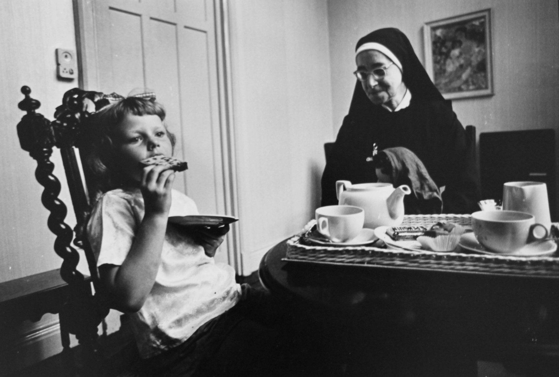 Jill Freedman
Untitled, 1972
vintage gelatin silver print, mounted on cardboard
sheet: 44 x 33 cm 
image: 18,8 x 27,7 cm
signed and dated by the photographer recto