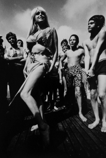 Jill Freedman, Cannes, France, 1969
Vintage gelatin silver print, mounted on cardboard
25,4 x 17,1 cm (image) / 44 x 33 cm (mount)
Signed and dated by photographer recto