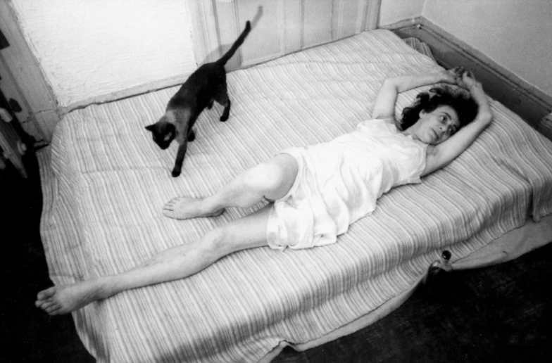 Jill Freedman, Untitled, from the series People and other Animals, 1971
Vintage gelatin silver print, mounted on cardboard
18,5 x 27,3 cm (image) / 44 x 33 cm (mount)
Signed and dated on sheet by photographer recto