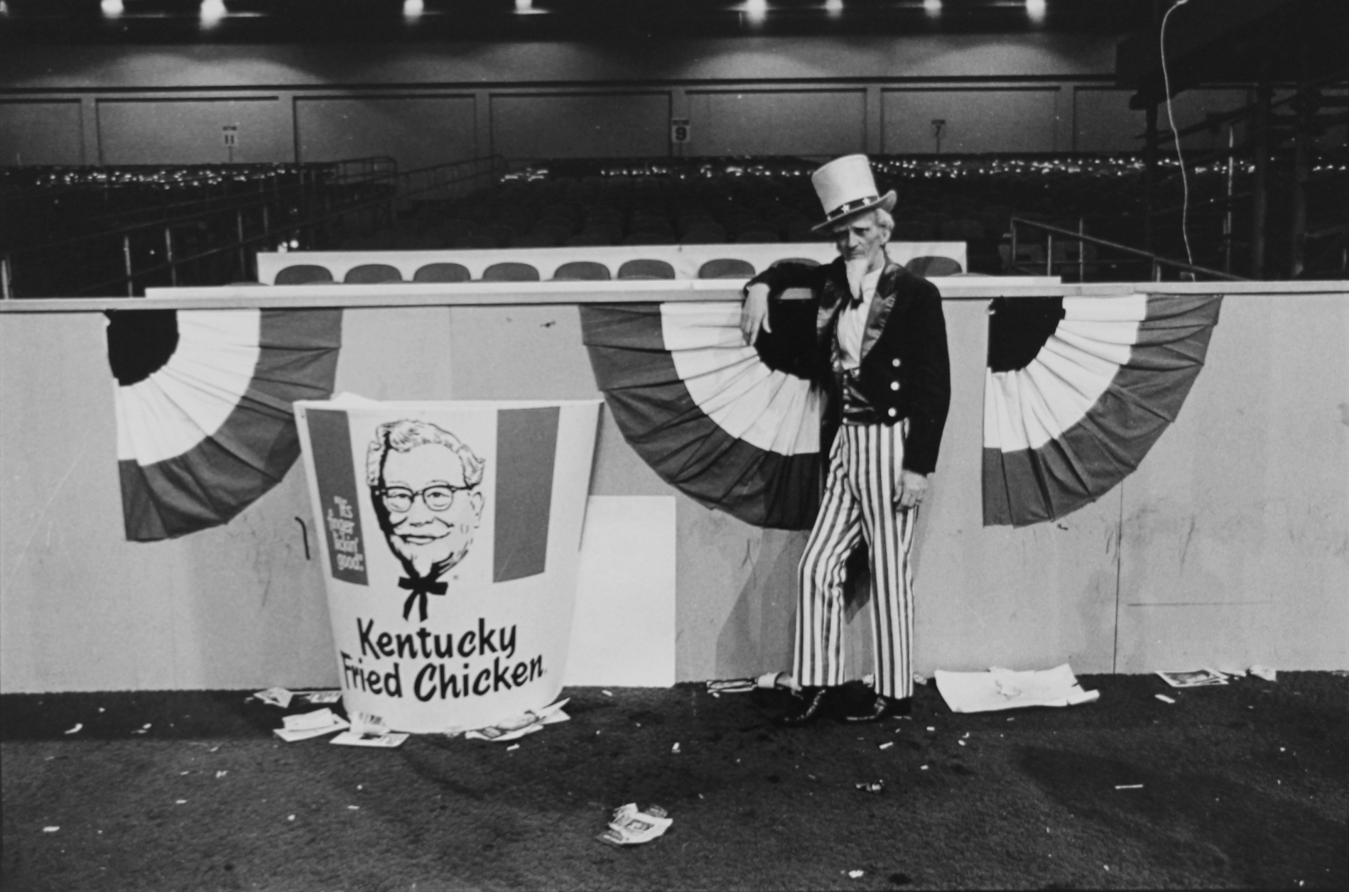 Jill Freedman, Two Americans, 1972
Vintage gelatin silver print, mounted on cardboard
18,6 x 27,2 cm (image) / 44 x 33 cm (mount)
Signed and dated by photographer recto