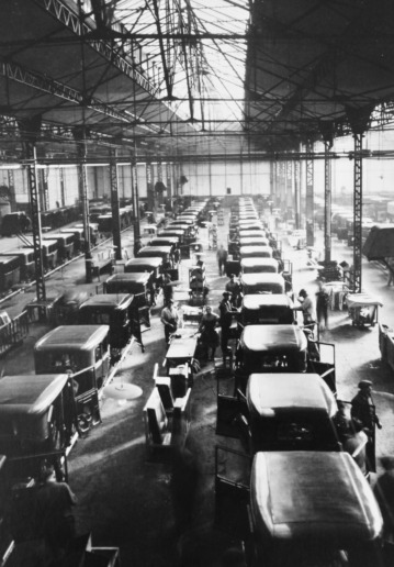 Germaine Krull, Automobile Industrie, Citroën, 1927
Gelatin silver print, printed 1980, mounted on cardboard
19,5 x 14,5 cm (image) / 43 x 32,5 cm (cardboard)
Edition 8/15
Signed by photographer recto und captioned and dated verso