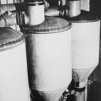 Germaine Krull, Druckbehälter, Paris, 1927