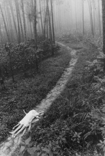 Juan Carlos Alom, Juegos en el Bosque, 1989
30,5 x 23 cm (image)
35 x 28 cm (sheet)
Gelatin silver print
Edition of 3