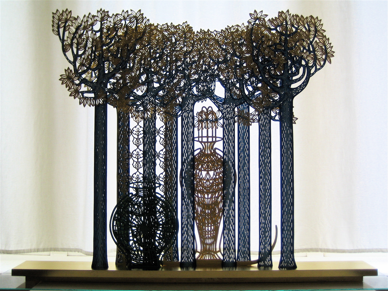Wilfried Riess, Beständig ist das leicht Verletzliche, 2010
Paper, oil paint, leaf gold, wood, glue 
100 x 80 x 5 cm