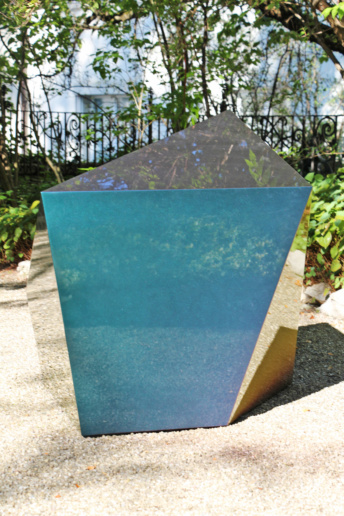 Hanna Roeckle, Pyrit Blue, 2016
Lacquer on GRP
105 x 95 x 84 cm