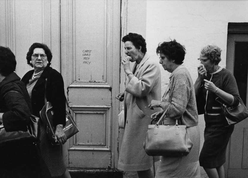 Jill Freedman, Christ Loved Men Only, London, 1967
Vintage gelatin silver print, mounted on cardboard
18,2 x 27,7 cm (image) / 44 x 33 cm (mount)
Signed and dated by photographer recto