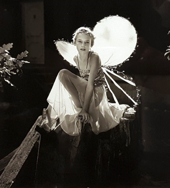 Jock Sturges (USA, *1947)
Misty Dawn» (1990)
Verso gestempelter, signierter Silbergelatine-Abzug, Nr. 3/40
Fotografie: 25 x 20 cm
Holzrahmen anthrazit, Passepartout, Museumsglas (UV92): 31 x 41 cm

