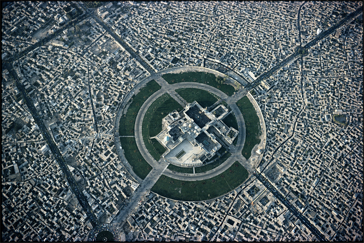 Georg Gerster, A circular complex houses the shrine of the eighth Imam, Mashhad, Iran, 1977
Inkjet printed with pigmented Epson Ultra Chrome K3, on Epson Exhibition Fiber Paper
100 x 150 cm
Edition of 8 + 2 AP
