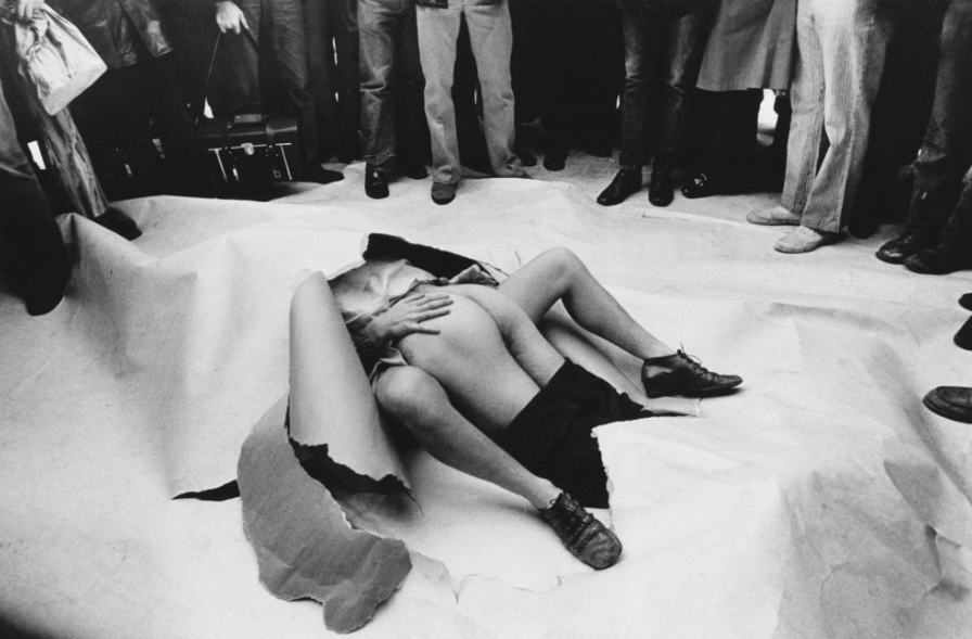Jill Freedman, Untitled, 1970
Vintage gelatin silver print, mounted on cardboard
18,4 x 27,6 cm (image) / 44 x 33 cm (mount)
Signed and dated by photographer recto