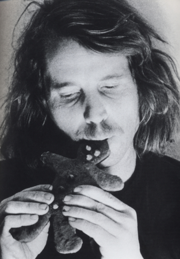 Dennis Oppenheim, Gingerbread Man, DVD
TOOTH AND NAIL
Film and Video 1970-74 by Dennis Oppenheim
produced by Aaron Levy and Osvaldo Romberg in collaboration with the artist's studio and Fabian & Claude Walter Gallery, Zurich. Booklet with contributions by Aaron Levy and Willoughby Sharp.