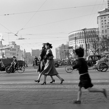 Werner Bischof, Michiko shopping at Ginza District, 1951