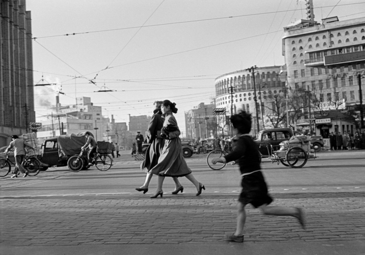 Werner Bischof, Michiko shopping at Ginza District, 1951
Gelatin Silver Print
40 x 50 cm  