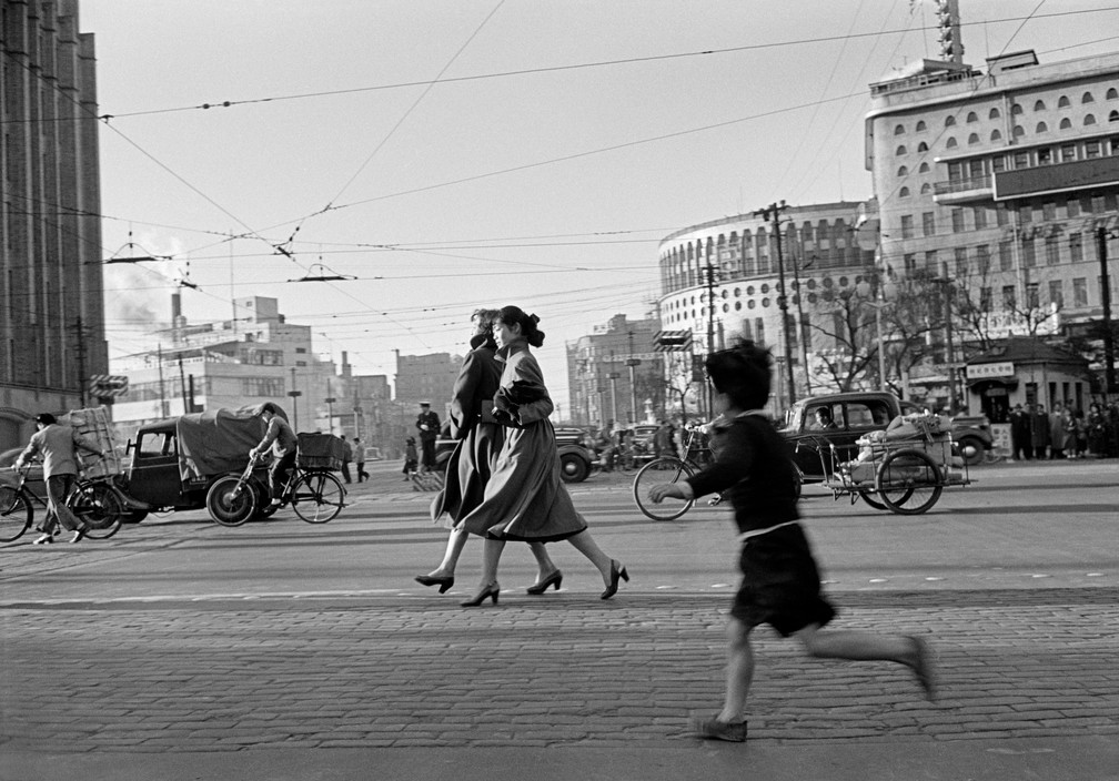 Werner Bischof, Michiko shopping at Ginza District, 1951
Gelatin Silver Print
40 x 50 cm  