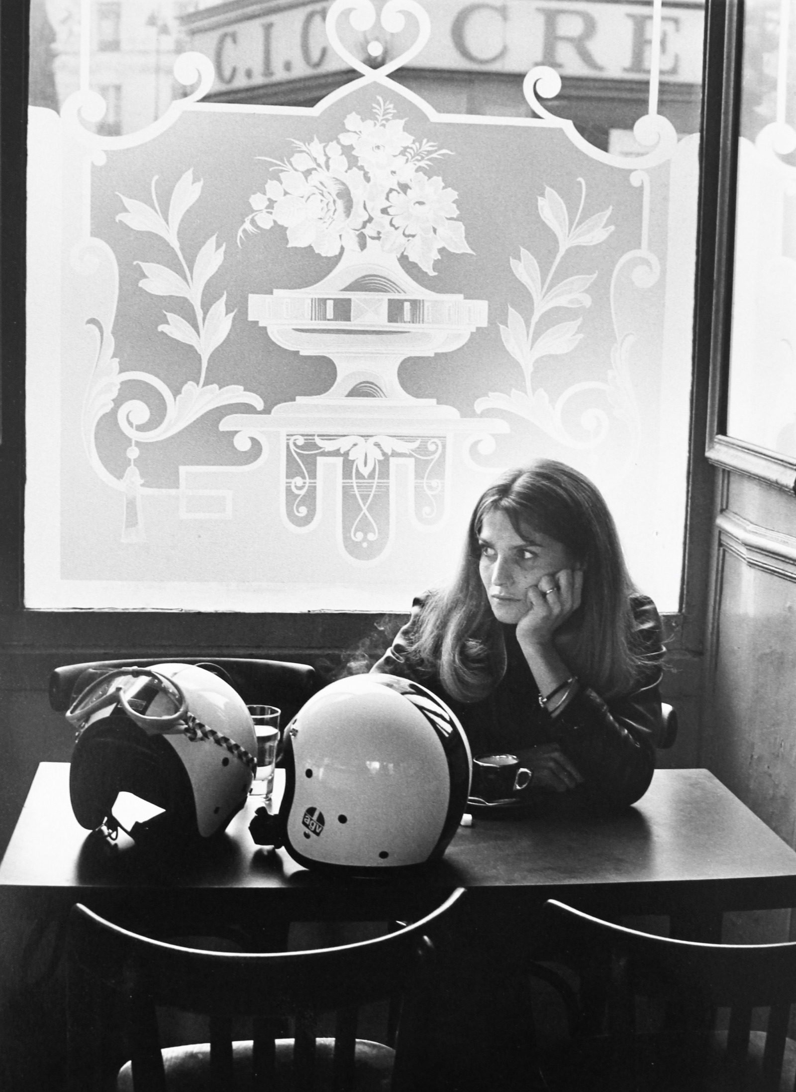 Robert Doisneau, Fleur de bistrot, 1971
Gelatin silver print, printed 1976
37 x 27 cm (image) / 40 x 30 cm (sheet)
Signed by photographer recto und captioned and dated verso