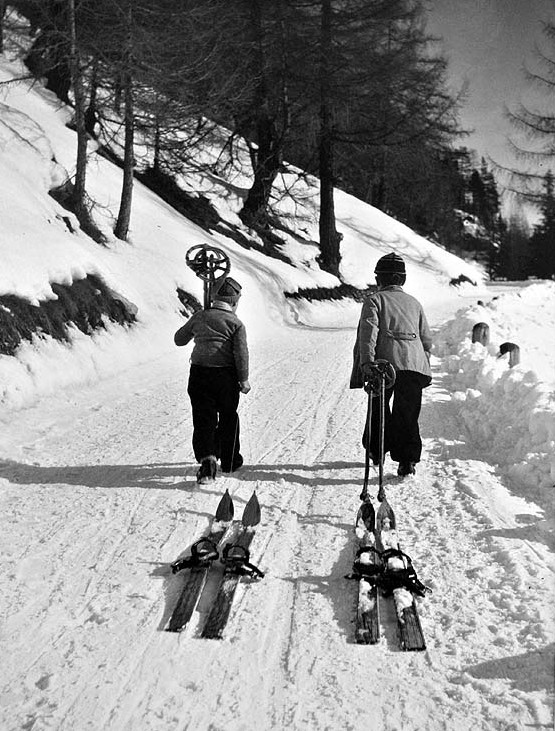 Rudlf Grass, Kinder mit Ski am Ofenpass
Gelatin silver print
50 x 40 cm
Edition of 10