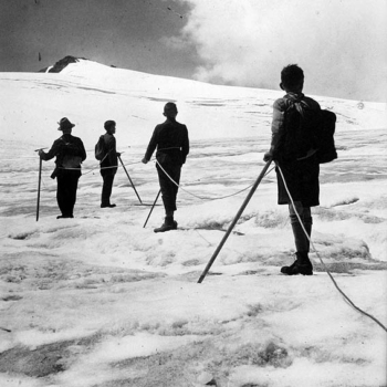 Rudolf Grass, Seilschaft am Sarsura Gletscher Rudolf Grass, Seilschaft am Sarsura Gletscher