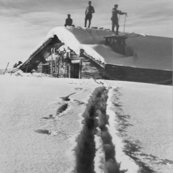 Rudolf Grass, Drei Männer auf Dach im Schnee Rudolf Grass, Drei Männer auf Dach im Schnee