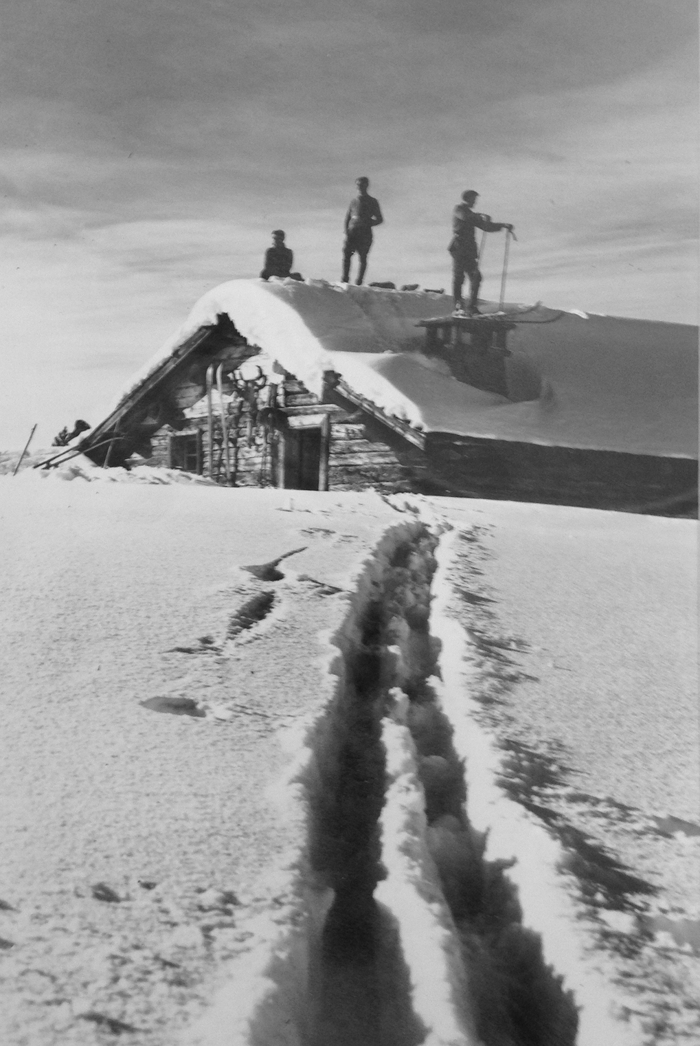 Rudolf Grass, Drei Männer auf Dach im Schnee
Gelatin silver print
40 x 30 cm
Edition of 10