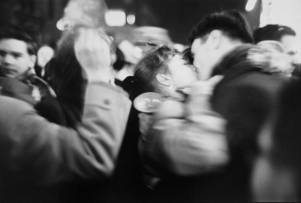 Saul Leiter, The Kiss
