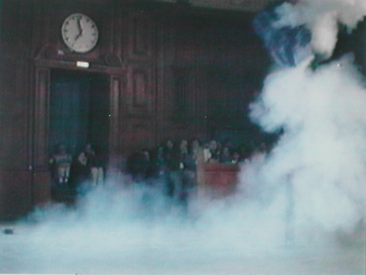 Roman Signer, Performance, Kunst-Buffet Badischer Bahnhof Basel, 1989
6 Video-Outprints
Edition of 30