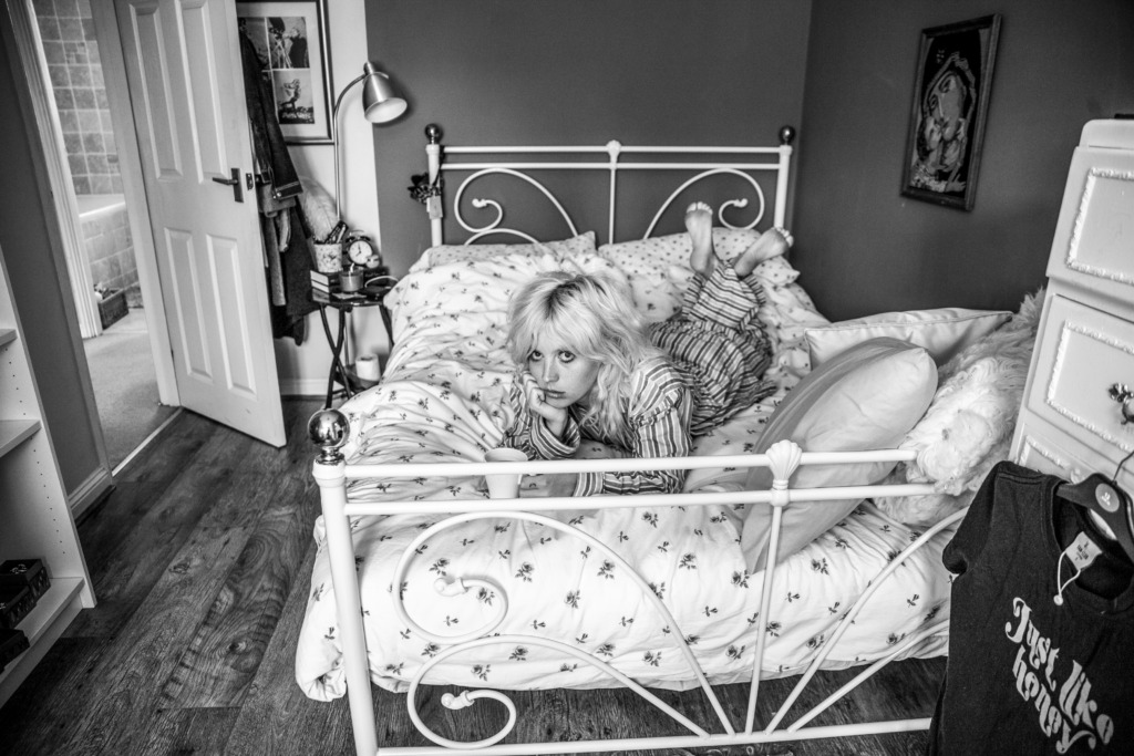 Tatjana Rüegsegger, Brexit Bedrooms - Izzy/Black Honey, 2019
25 x 37,5 cm
Hahnemuehle Fine Art Print